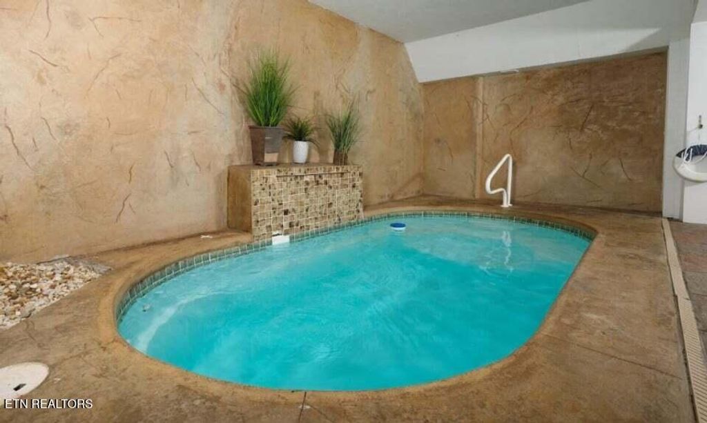 Photo of 565 Galloway Lane, Gatlinburg, TN 37738 (MLS # 1320199)