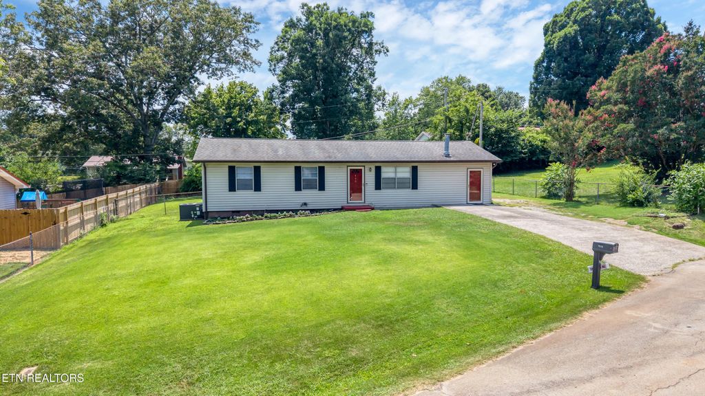 Photo of 408 Ocoee Drive, Maryville, TN 37801 (MLS # 1347369)