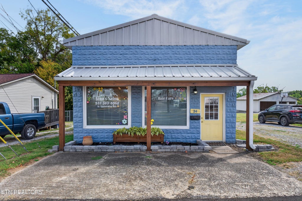 Photo of 24 N Spring St, Sparta, TN 38583 (MLS # 1358037)