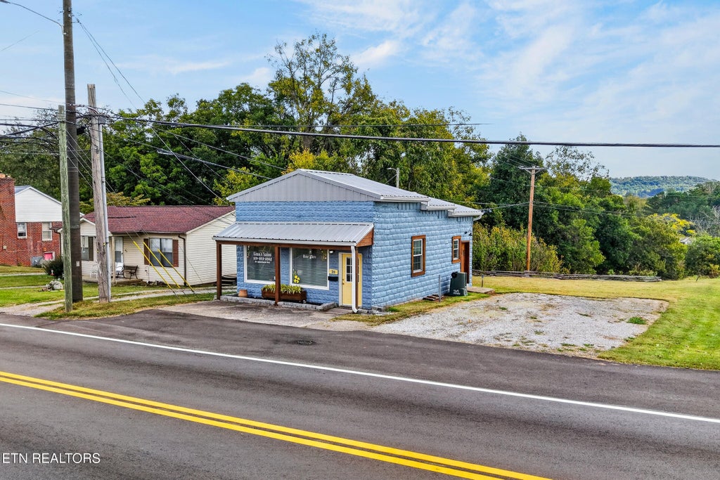 Photo of 24 N Spring St, Sparta, TN 38583 (MLS # 1358037)