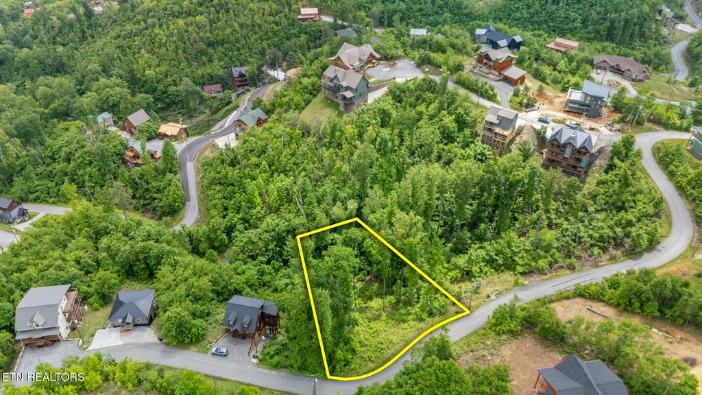 Photo of 926 Chestnut DR Dr, Gatlinburg, TN 37738 (MLS # 1300524)