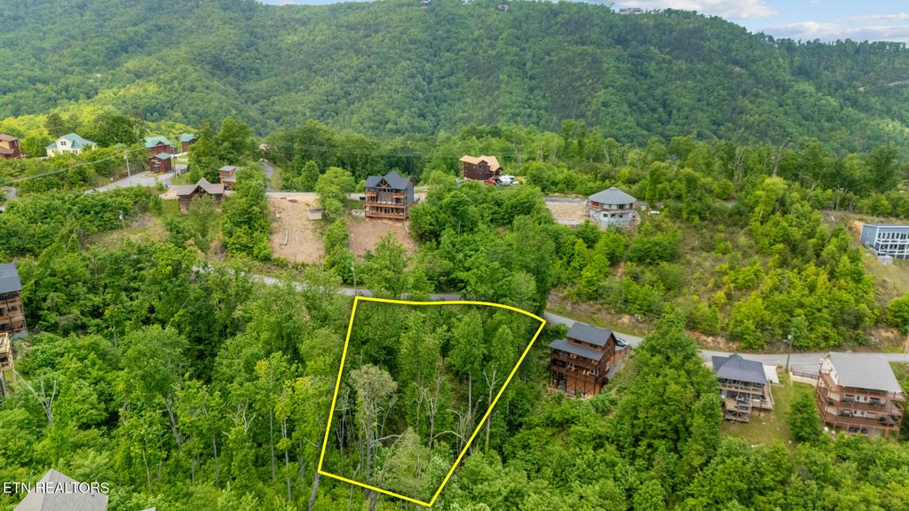 Photo of 926 Chestnut DR Dr, Gatlinburg, TN 37738 (MLS # 1300524)