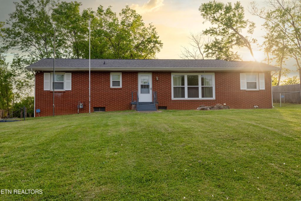 Photo of 5601 Stoneleigh Rd, Knoxville, TN 37912 (MLS # 1336997)