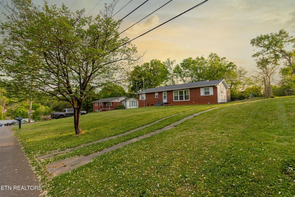 Photo of 5601 Stoneleigh Rd, Knoxville, TN 37912 (MLS # 1336997)