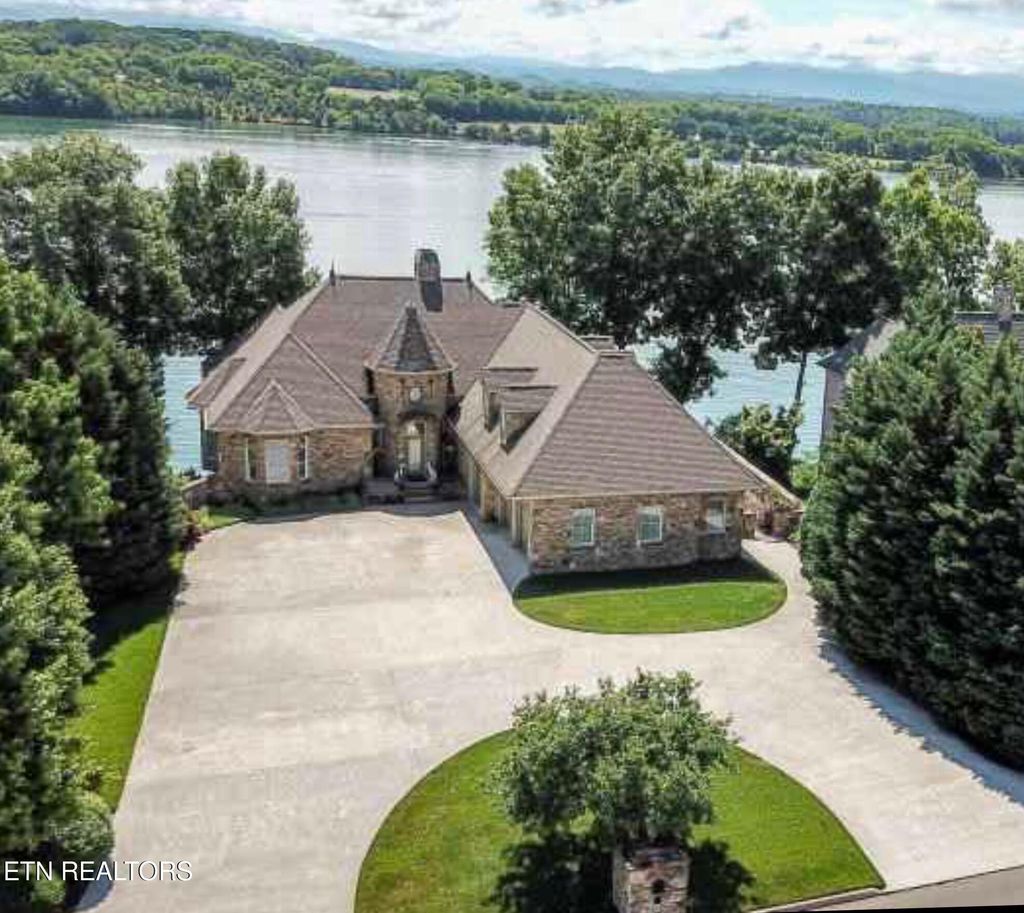 Photo of 275 Rock Point Drive, Vonore, TN 37885 (MLS # 1332584)