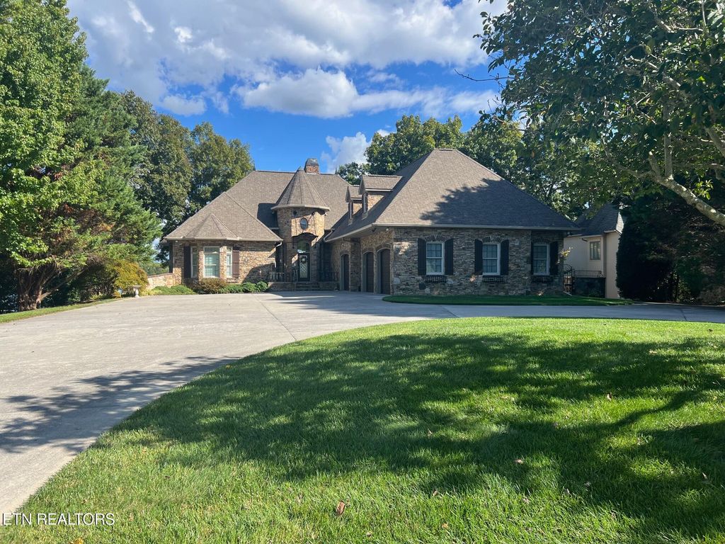 Photo of 275 Rock Point Drive, Vonore, TN 37885 (MLS # 1332584)