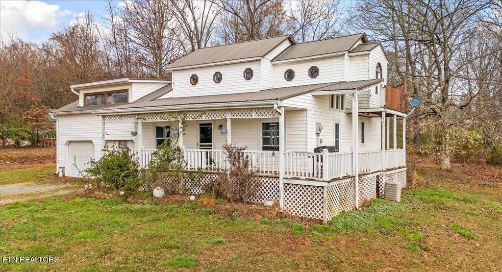 Photo of 966 Chestnut Grove Rd, Dandridge, TN 37725 (MLS # 1332199)