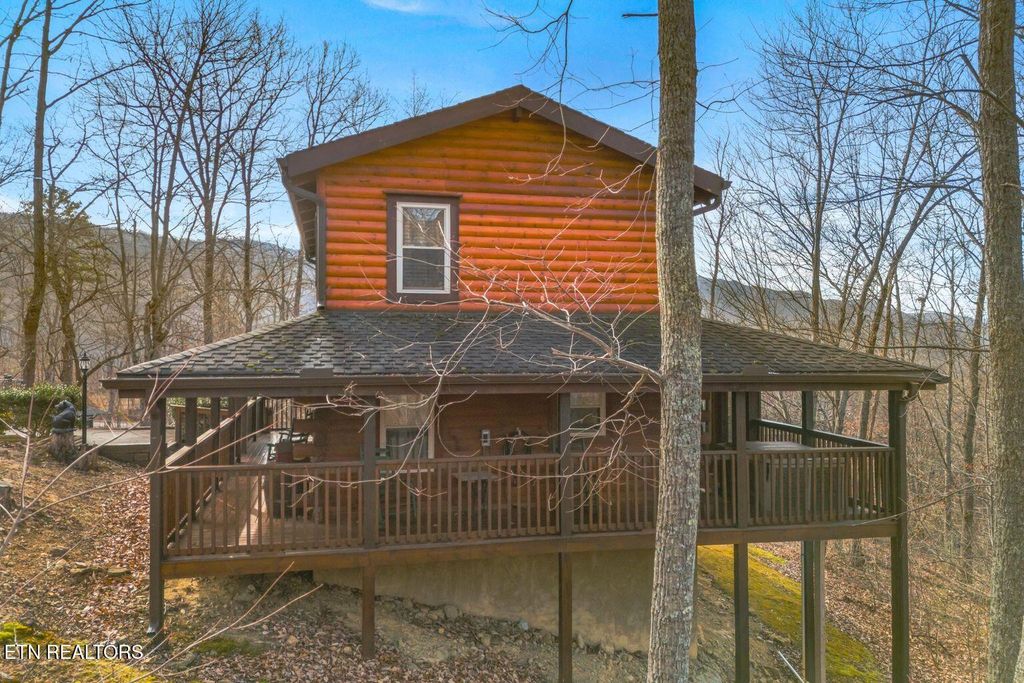 Photo of 923 Pine Cove Way, Gatlinburg, TN 37738 (MLS # 1324638)