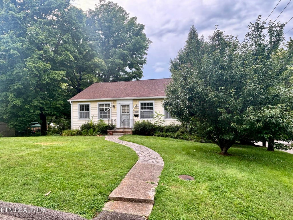Photo of 945 E Churchwell Ave, Knoxville, TN 37917 (MLS # 1348789)