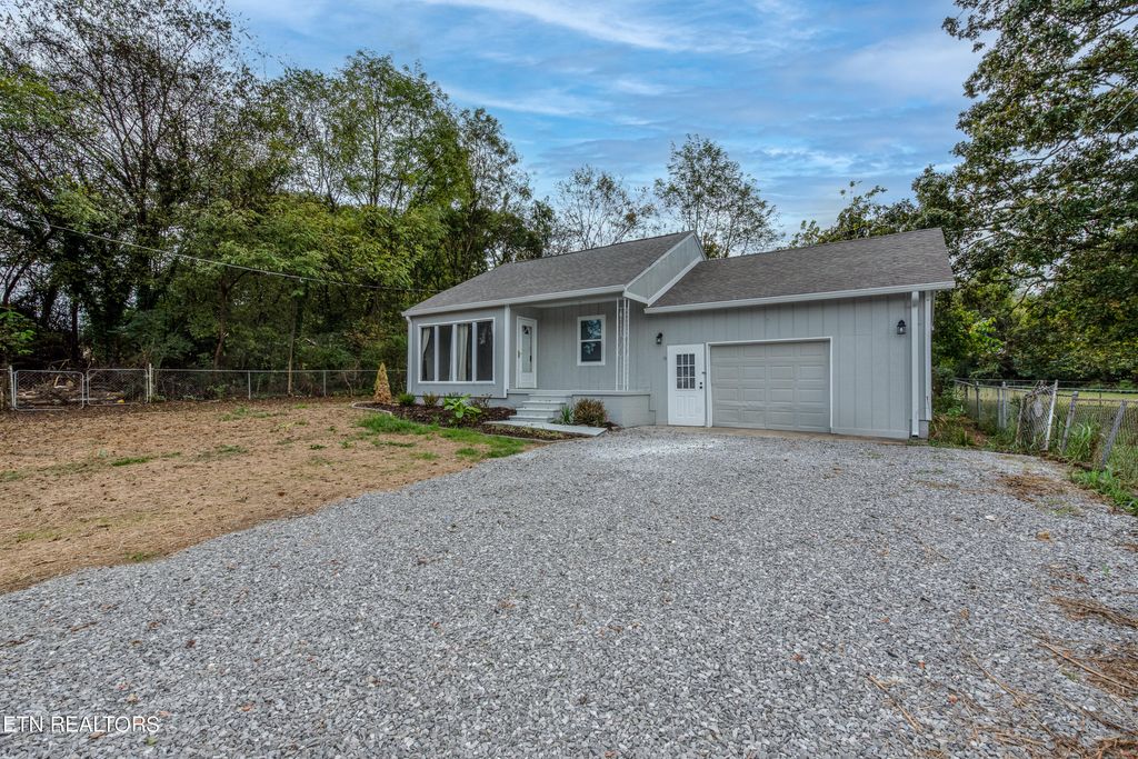 Photo of 561 Russell Rd, Rockford, TN 37853 (MLS # 1277087)