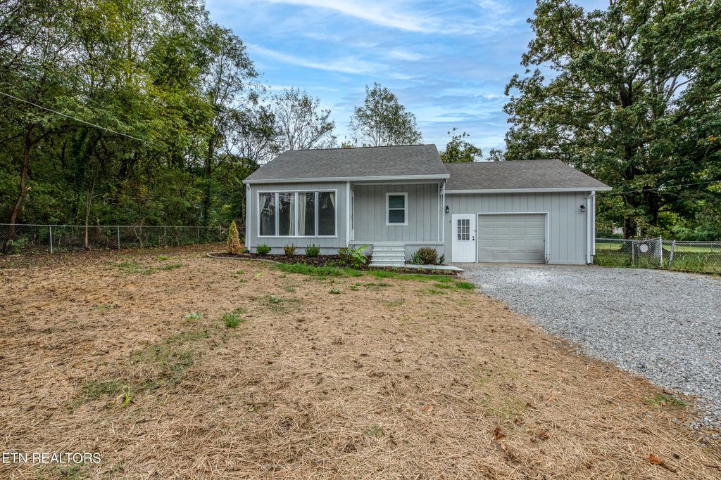 Photo of 561 Russell Rd, Rockford, TN 37853 (MLS # 1277087)