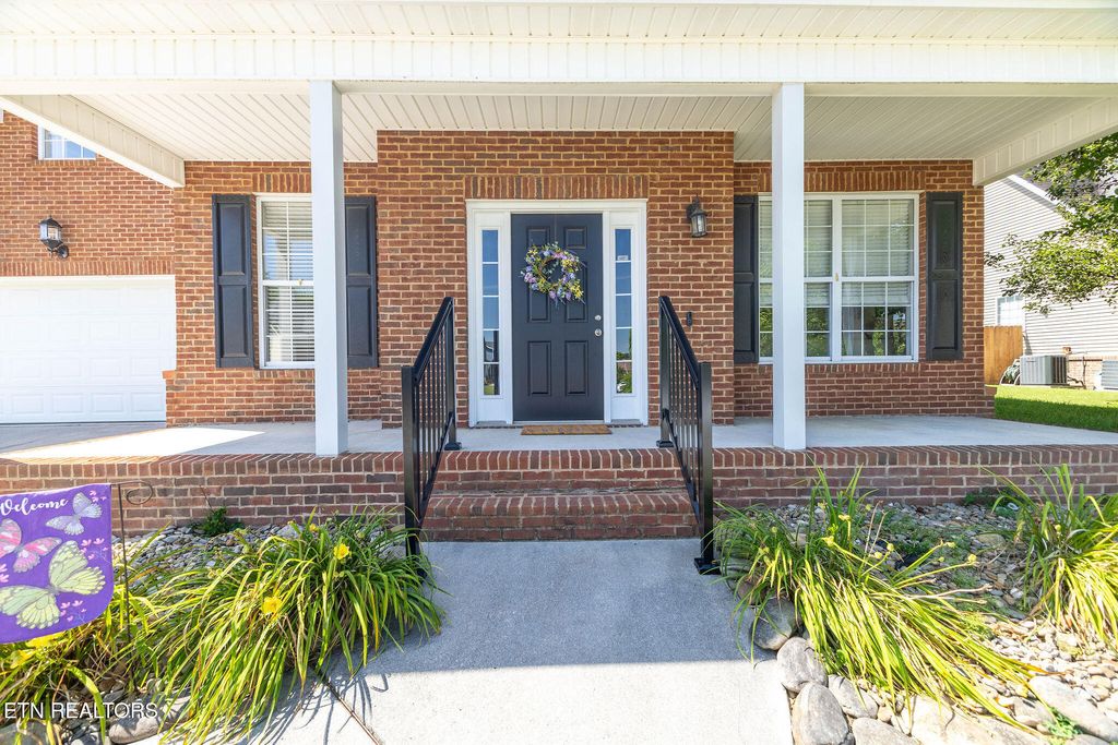 Photo of 120 E Glenview Drive, Lenoir City, TN 37771 (MLS # 1347227)