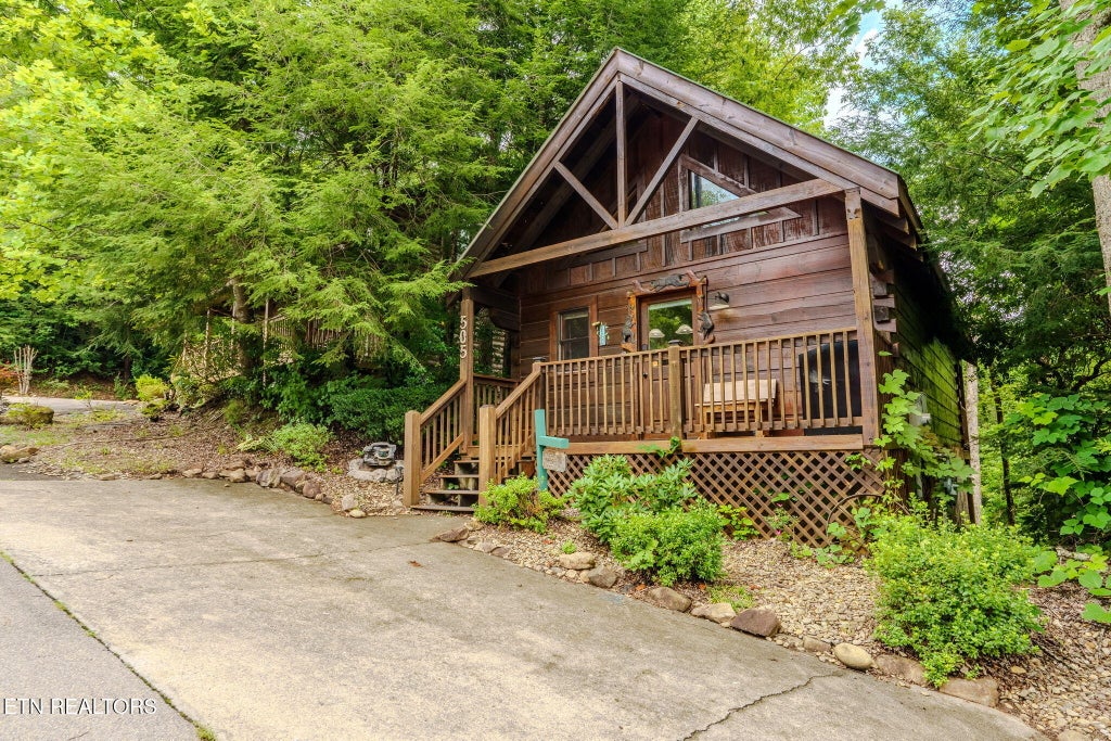 Photo of 505 Hoot Owl Way, Gatlinburg, TN 37738 (MLS # 1348743)