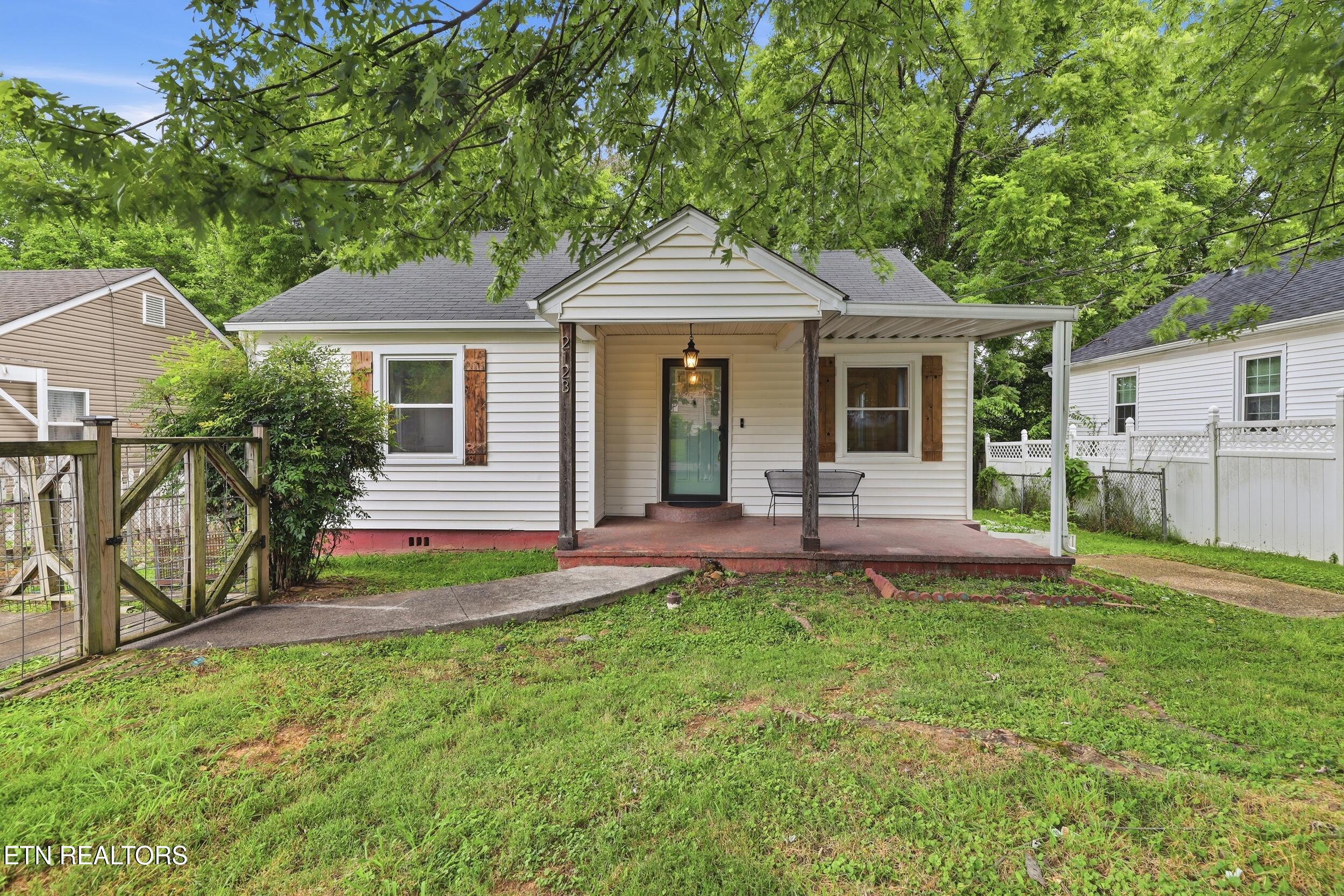 Photo 1 of 33 — 2123 Belvoir Ave, Knoxville, TN 37917