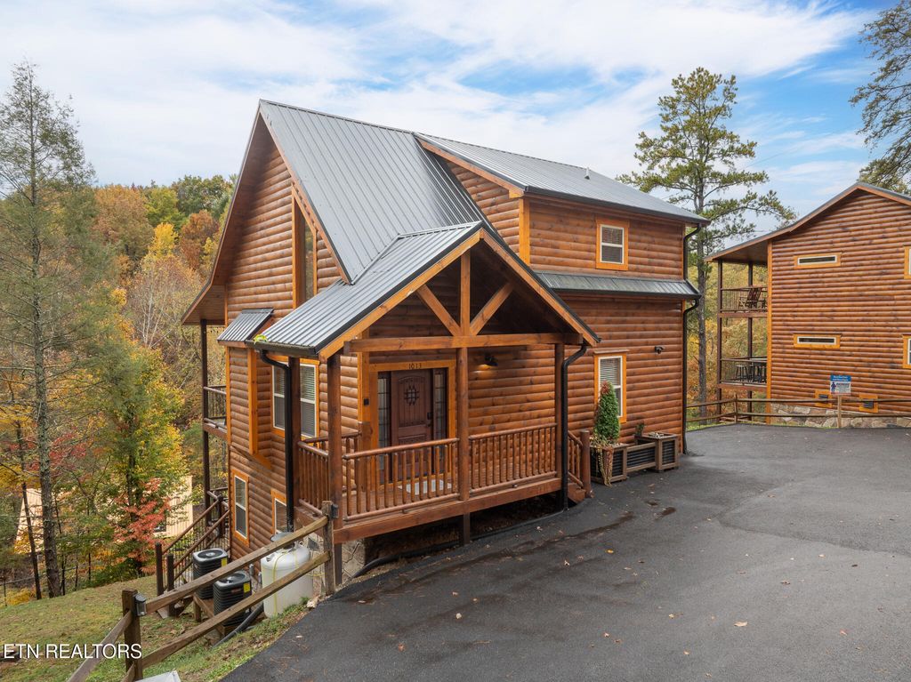 Photo of 1013 Silver Poplar Lane, Sevierville, TN 37876 (MLS # 1321476)