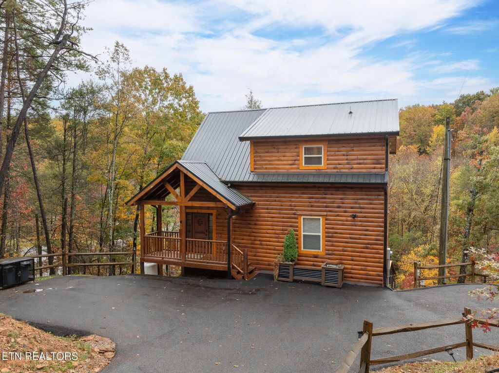 Photo of 1013 Silver Poplar Lane, Sevierville, TN 37876 (MLS # 1321476)