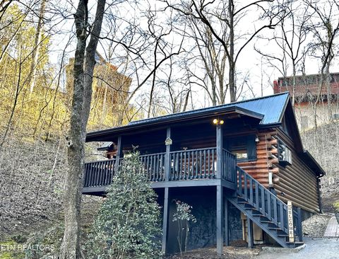 Photo of 831 Bear Run Way, Sevierville, TN 37862 (MLS # 1341729)