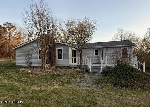 Photo of 424 Lakeview Drive, Crossville, TN 38558 (MLS # 1357418)