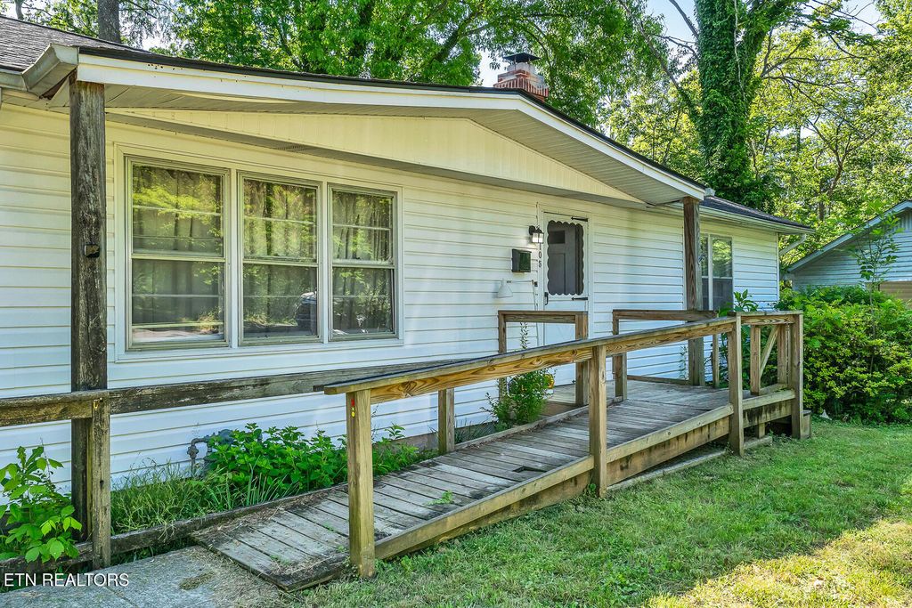 Photo of 105 Rand Circle, Oak Ridge, TN 37830 (MLS # 1339729)