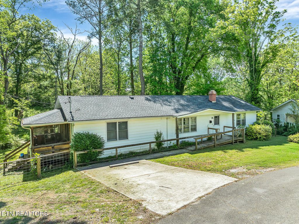 Photo of 105 Rand Circle, Oak Ridge, TN 37830 (MLS # 1339729)