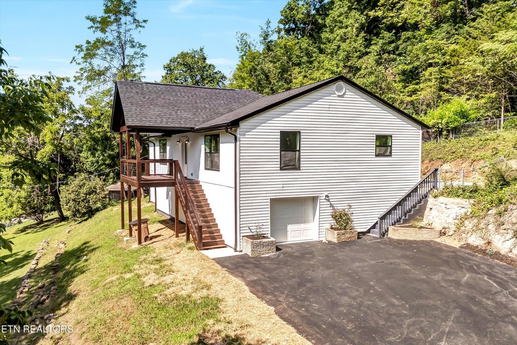 Photo of 101 SW Larry Drive, Knoxville, TN 37920 (MLS # 1317242)