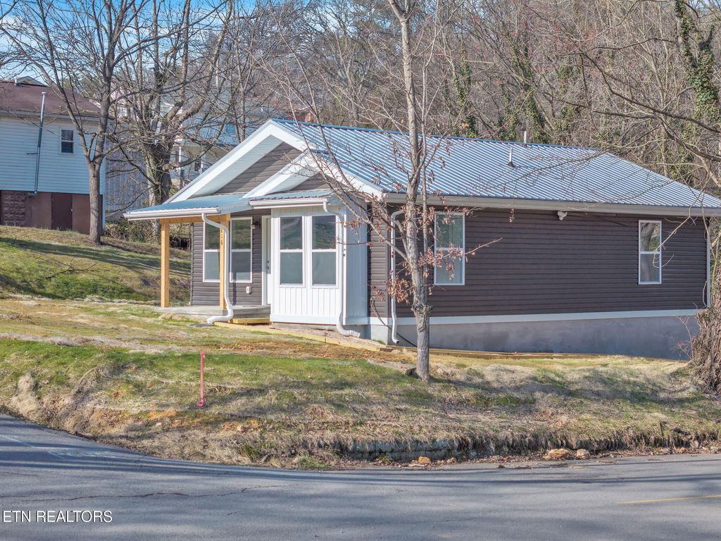 Photo of 816 Rogers St, Clinton, TN 37716 (MLS # 1290040)