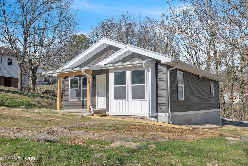 Photo of 816 Rogers St, Clinton, TN 37716 (MLS # 1290040)