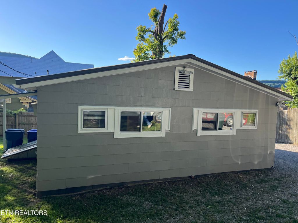 Photo of 201 S Facy St, Rockwood, TN 37854 (MLS # 1302205)