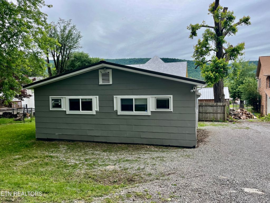 Photo of 201 S Facy St, Rockwood, TN 37854 (MLS # 1302205)