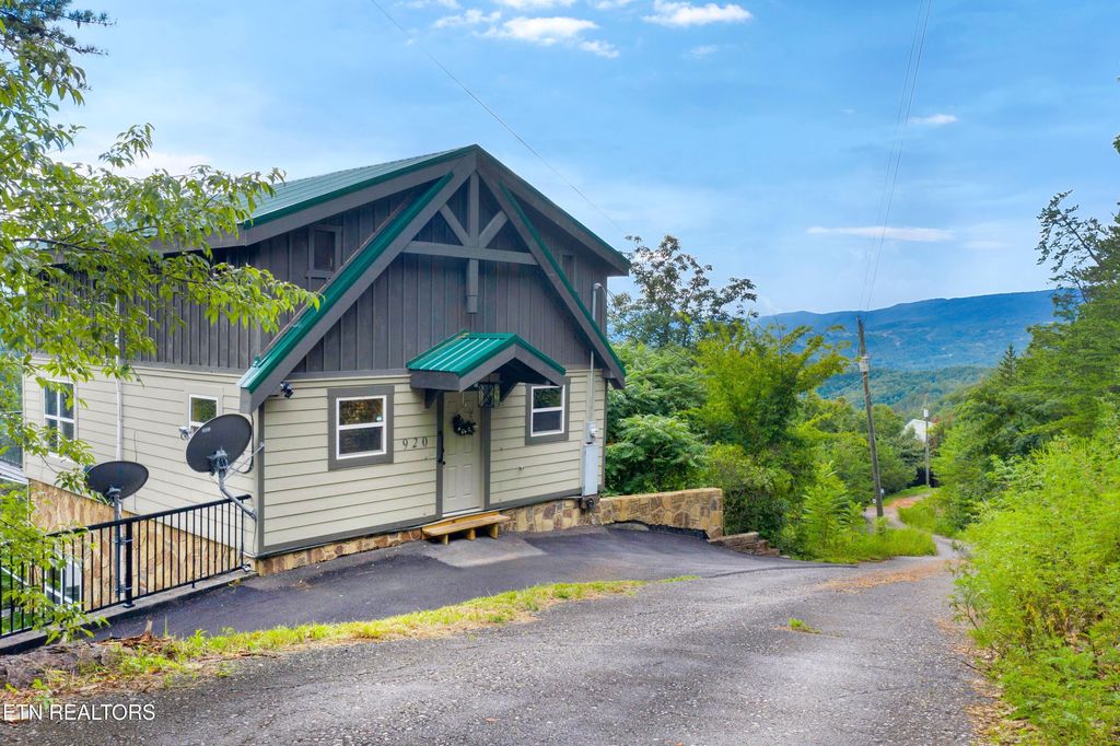 Photo of 920 Falcon View Way, Sevierville, TN 37862 (MLS # 1319330)