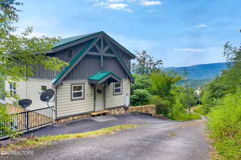 Photo of 920 Falcon View Way, Sevierville, TN 37862 (MLS # 1319330)
