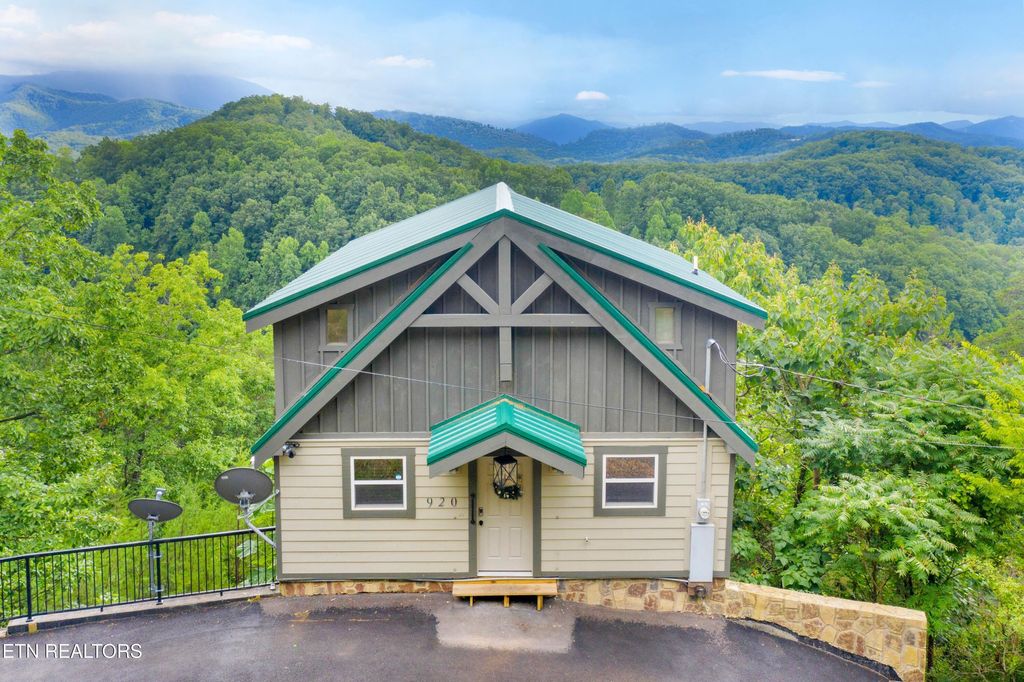 Photo of 920 Falcon View Way, Sevierville, TN 37862 (MLS # 1319330)
