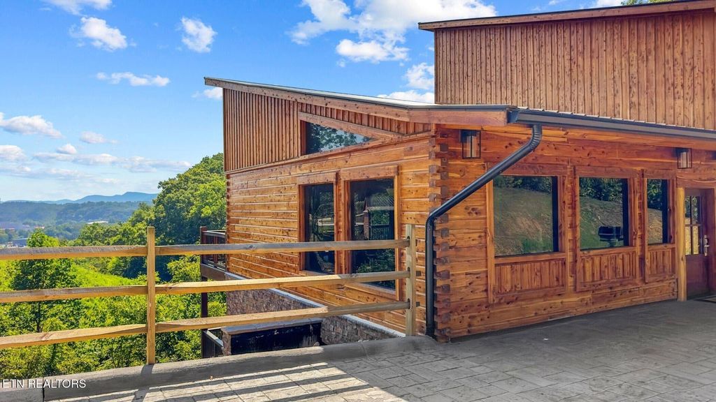 Photo of 2459 Hawks Nest Way, Sevierville, TN 37862 (MLS # 1322848)