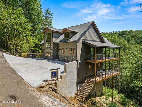 Photo of 622 Coronation St, Gatlinburg, TN 37738 (MLS # 1335561)