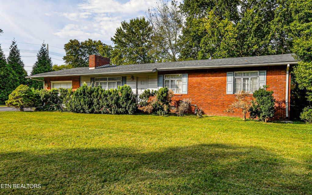 Photo of 816 Whitehall Rd, Knoxville, TN 37909 (MLS # 1315758)