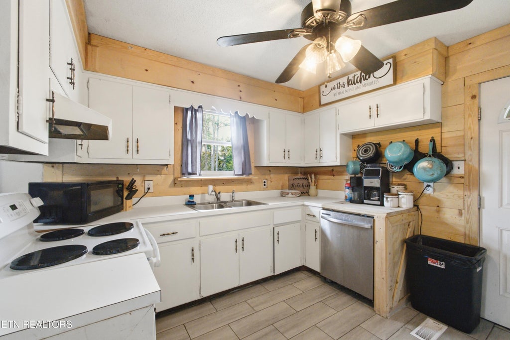 Photo of 213 1st St, Rockwood, TN 37854 (MLS # 1358966)