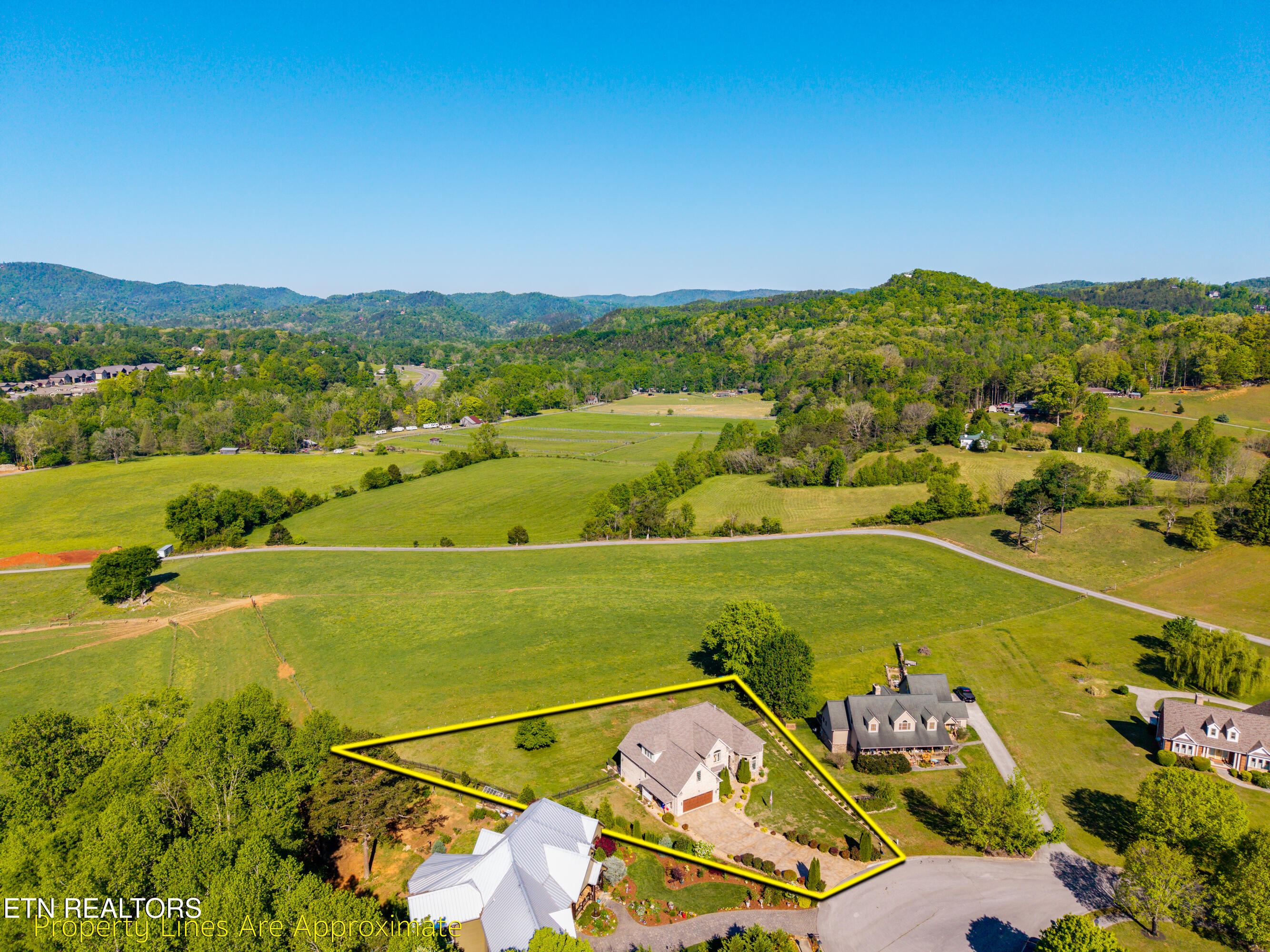 Townsend, Tennessee, 37882, United States, 3 Bedrooms Bedrooms, ,6 BathroomsBathrooms,Residential,Active,2041369