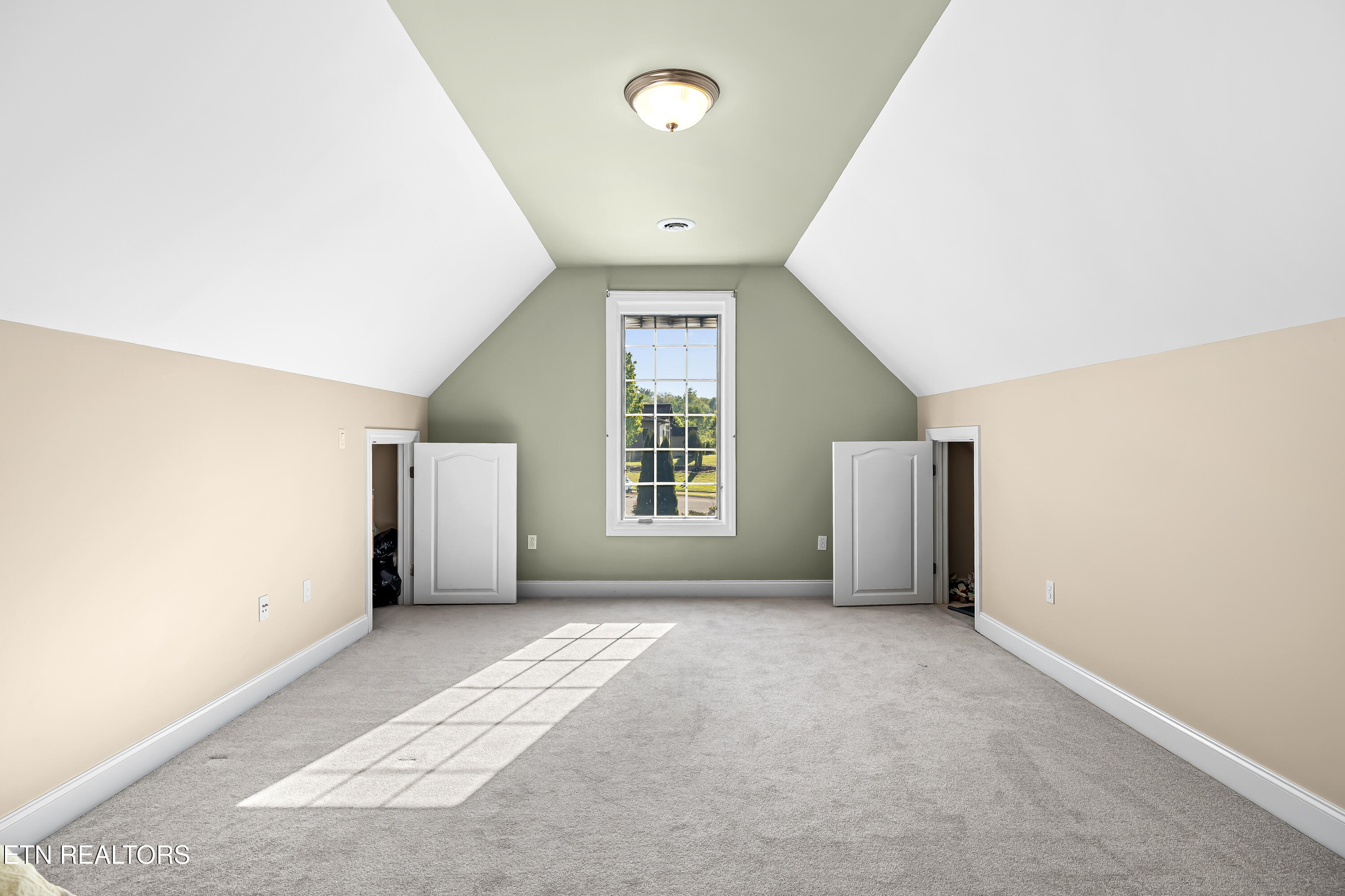 Townsend, Tennessee, 37882, United States, 3 Bedrooms Bedrooms, ,6 BathroomsBathrooms,Residential,Active,2041369