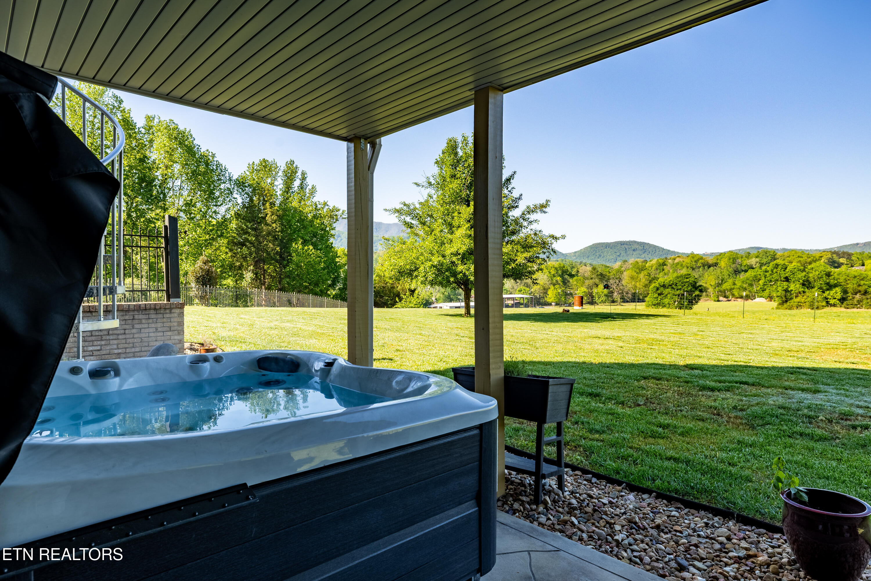 Townsend, Tennessee, 37882, United States, 3 Bedrooms Bedrooms, ,6 BathroomsBathrooms,Residential,Active,2041369