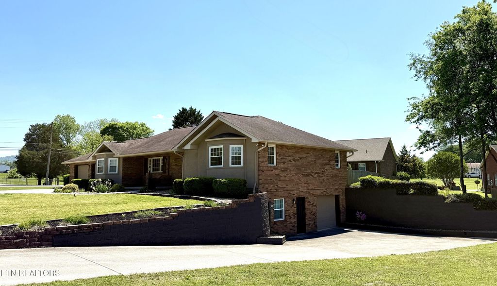 Photo of 209 LaVista Drive, Maryville, TN 37804 (MLS # 1338094)