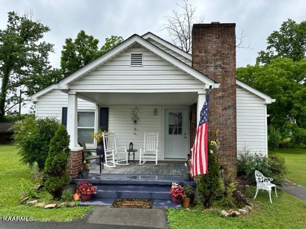 Photo of 111 Midway Drive, Oliver Springs, TN 37840 (MLS # 1230806)