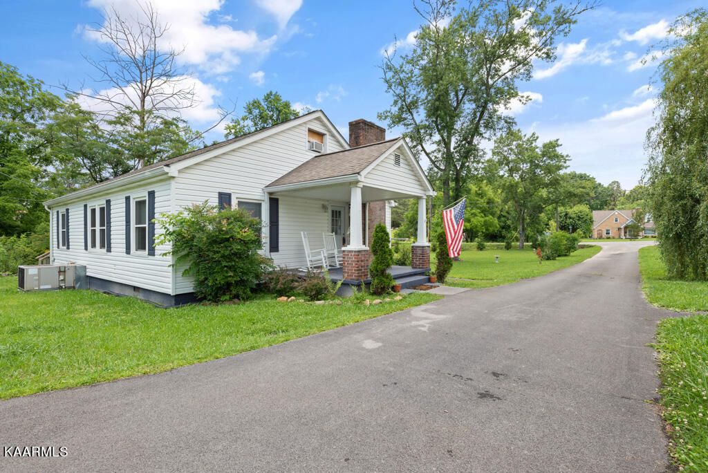 Photo of 111 Midway Drive, Oliver Springs, TN 37840 (MLS # 1230806)