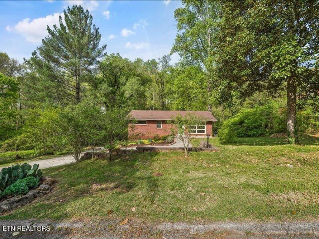 Photo of 4701 Hilltop Rd, Knoxville, TN 37920 (MLS # 1336226)