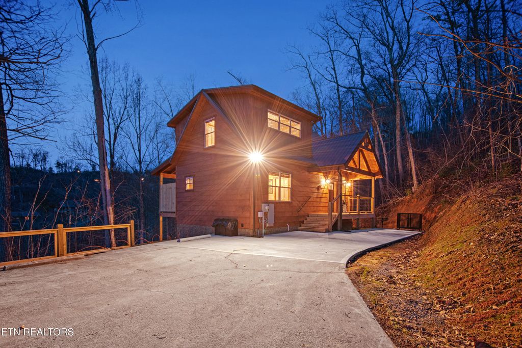 Photo of 1150 E Kings Ridge Rd, Gatlinburg, TN 37738 (MLS # 1315628)