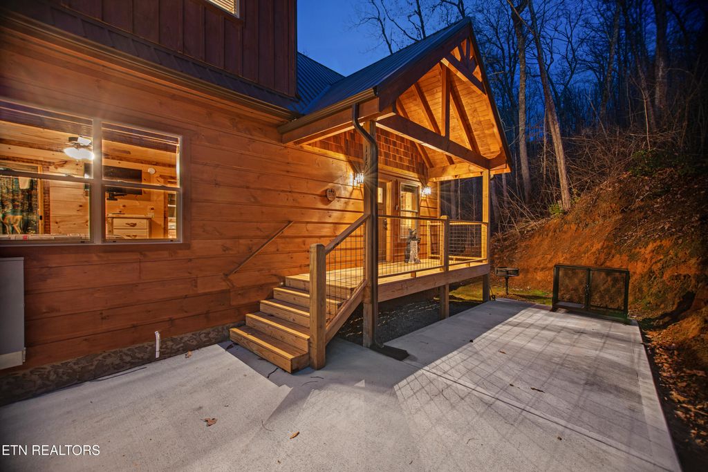 Photo of 1150 E Kings Ridge Rd, Gatlinburg, TN 37738 (MLS # 1315628)
