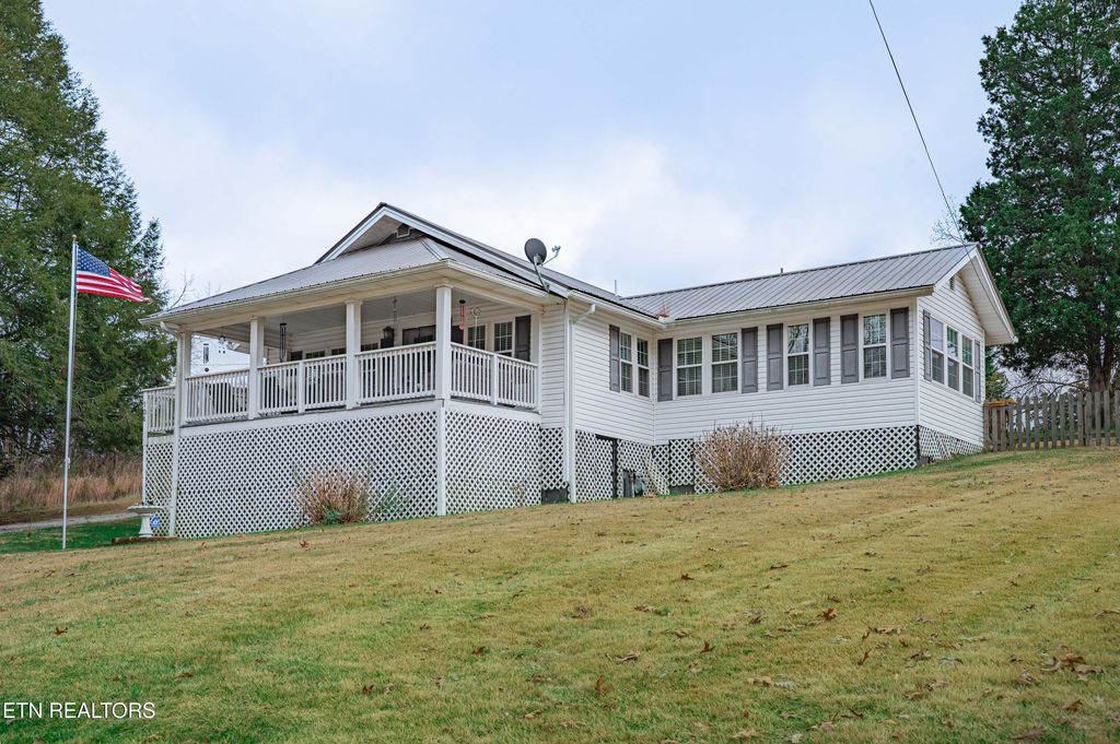 Photo of 104 S Church Ave, Rockwood, TN 37854 (MLS # 1323835)