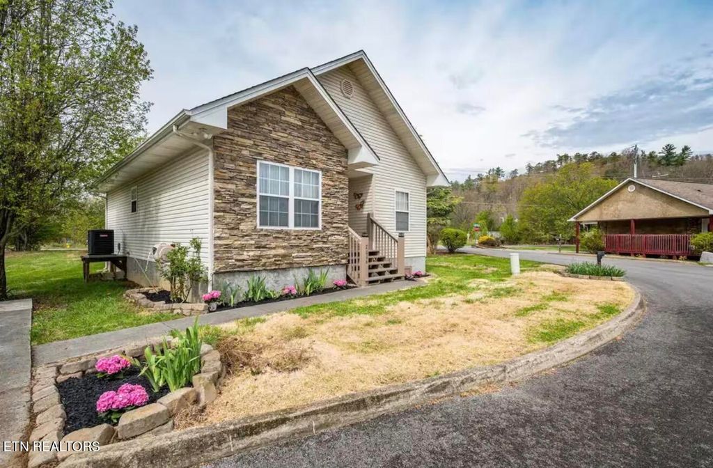 Photo of 2006 Slippery Rock Circle, Pigeon Forge, TN 37862 (MLS # 1335440)