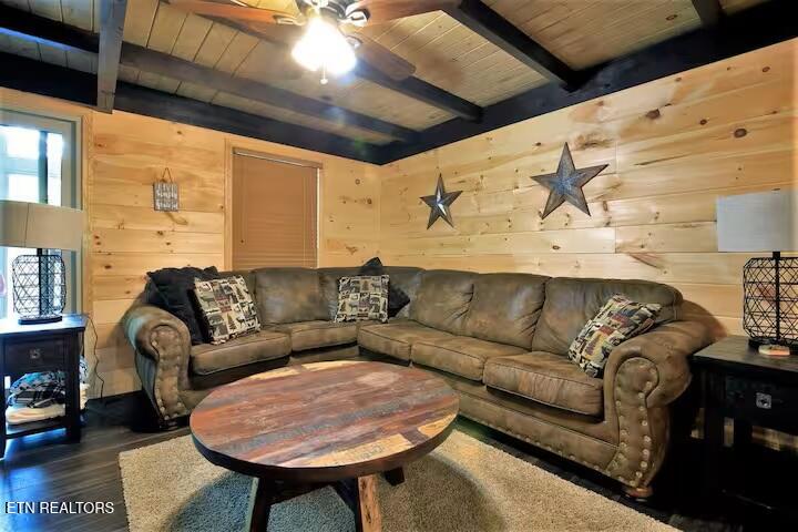 823 E Foothills Drive