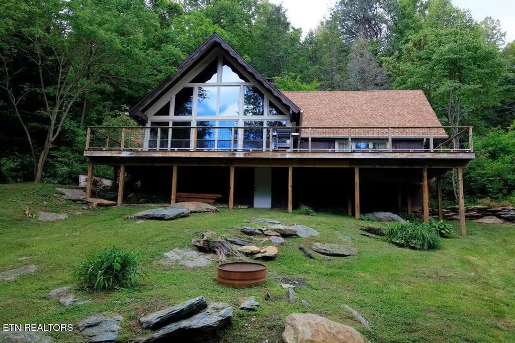 Photo of 823 E Foothills Drive, Gatlinburg, TN 37738 (MLS # 1312822)
