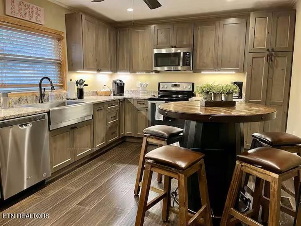 Photo of 823 E Foothills Drive, Gatlinburg, TN 37738 (MLS # 1312822)